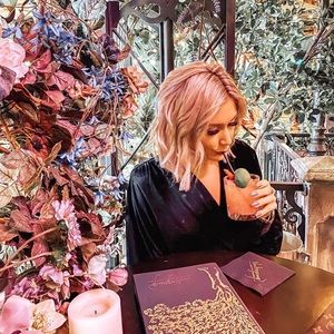 Meet your Posher, Lara